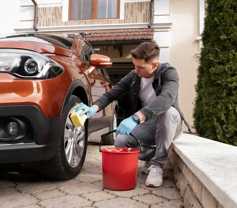 Lavage auto à domicile Saint-Bonnet-près-Riom : professionnel intervenant sur un véhicule